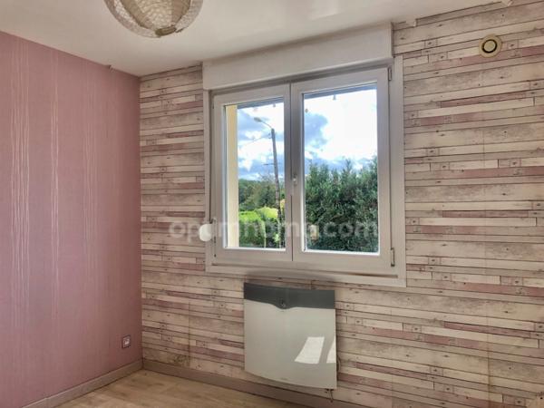 Maison familiale individuelle lumineuse à l’architecture moderne, 5 pièces, 3 chambres et un bureau, sur sous-sol complet, et terrain clos à Mouzon (08) proche de la Belgique.