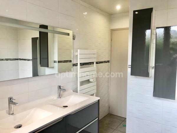 Maison familiale individuelle lumineuse à l’architecture moderne, 5 pièces, 3 chambres et un bureau, sur sous-sol complet, et terrain clos à Mouzon (08) proche de la Belgique.