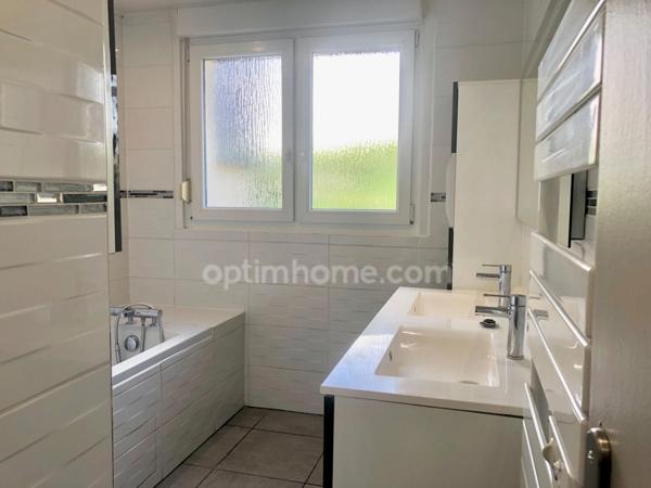 Maison familiale individuelle lumineuse à l’architecture moderne, 5 pièces, 3 chambres et un bureau, sur sous-sol complet, et terrain clos à Mouzon (08) proche de la Belgique.