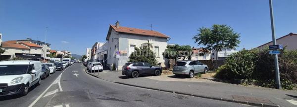 Vente                                                      Local commercial
                        
                                         125 m2                     à Clermont-Ferrand