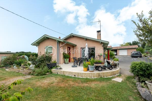 Coup de coeur assuré pour cette belle maison plain-pied implantée sur un terrain de 1500 m2, entièrement clos, fleuri et arboré.
Idéalement situé à seulement 10 minutes de Peyrehotrade, elle allie fonctionnalité, confort,et qualité de vie.
L'espace de vie comprend une grande pièce à vivre, lumineuse et conviviale avec cheminée équipée d'un récupérateur de chaleur, un coin cuisine aménagé et équipé avec accès direct sur une grande terrasse idéale pour profiter des beaux jours ! Un cellier  avec de nombreux rangements complète cet espace.
Côté nuit , le couloir dessert 4 chambres avec placards intégrés, une salle d'eau et wc indépendants.
A l'extérieur vous profiterez d'une piscine au chlore avec cuisine d'été attenante.
Un garage indépendant et un carport complètent ce bien .
Cette maison a bénéficié de travaux de qualité récemment , garantissant sérénité et économies à l'acheteur