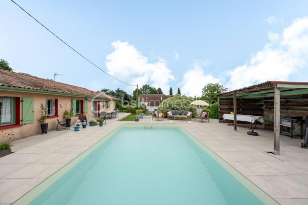 Coup de coeur assuré pour cette belle maison plain-pied implantée sur un terrain de 1500 m2, entièrement clos, fleuri et arboré.
Idéalement situé à seulement 10 minutes de Peyrehotrade, elle allie fonctionnalité, confort,et qualité de vie.
L'espace de vie comprend une grande pièce à vivre, lumineuse et conviviale avec cheminée équipée d'un récupérateur de chaleur, un coin cuisine aménagé et équipé avec accès direct sur une grande terrasse idéale pour profiter des beaux jours ! Un cellier  avec de nombreux rangements complète cet espace.
Côté nuit , le couloir dessert 4 chambres avec placards intégrés, une salle d'eau et wc indépendants.
A l'extérieur vous profiterez d'une piscine au chlore avec cuisine d'été attenante.
Un garage indépendant et un carport complètent ce bien .
Cette maison a bénéficié de travaux de qualité récemment , garantissant sérénité et économies à l'acheteur