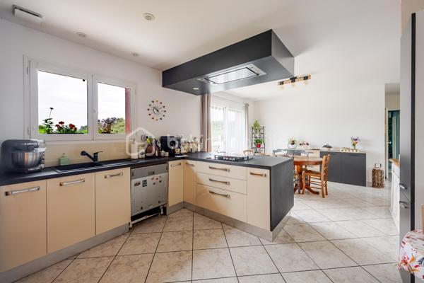 Coup de coeur assuré pour cette belle maison plain-pied implantée sur un terrain de 1500 m2, entièrement clos, fleuri et arboré.
Idéalement situé à seulement 10 minutes de Peyrehotrade, elle allie fonctionnalité, confort,et qualité de vie.
L'espace de vie comprend une grande pièce à vivre, lumineuse et conviviale avec cheminée équipée d'un récupérateur de chaleur, un coin cuisine aménagé et équipé avec accès direct sur une grande terrasse idéale pour profiter des beaux jours ! Un cellier  avec de nombreux rangements complète cet espace.
Côté nuit , le couloir dessert 4 chambres avec placards intégrés, une salle d'eau et wc indépendants.
A l'extérieur vous profiterez d'une piscine au chlore avec cuisine d'été attenante.
Un garage indépendant et un carport complètent ce bien .
Cette maison a bénéficié de travaux de qualité récemment , garantissant sérénité et économies à l'acheteur