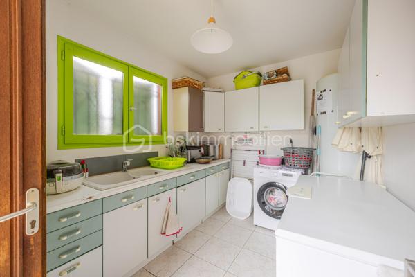 Coup de coeur assuré pour cette belle maison plain-pied implantée sur un terrain de 1500 m2, entièrement clos, fleuri et arboré.
Idéalement situé à seulement 10 minutes de Peyrehotrade, elle allie fonctionnalité, confort,et qualité de vie.
L'espace de vie comprend une grande pièce à vivre, lumineuse et conviviale avec cheminée équipée d'un récupérateur de chaleur, un coin cuisine aménagé et équipé avec accès direct sur une grande terrasse idéale pour profiter des beaux jours ! Un cellier  avec de nombreux rangements complète cet espace.
Côté nuit , le couloir dessert 4 chambres avec placards intégrés, une salle d'eau et wc indépendants.
A l'extérieur vous profiterez d'une piscine au chlore avec cuisine d'été attenante.
Un garage indépendant et un carport complètent ce bien .
Cette maison a bénéficié de travaux de qualité récemment , garantissant sérénité et économies à l'acheteur
