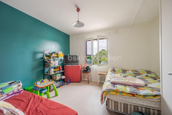 Coup de coeur assuré pour cette belle maison plain-pied implantée sur un terrain de 1500 m2, entièrement clos, fleuri et arboré.
Idéalement situé à seulement 10 minutes de Peyrehotrade, elle allie fonctionnalité, confort,et qualité de vie.
L'espace de vie comprend une grande pièce à vivre, lumineuse et conviviale avec cheminée équipée d'un récupérateur de chaleur, un coin cuisine aménagé et équipé avec accès direct sur une grande terrasse idéale pour profiter des beaux jours ! Un cellier  avec de nombreux rangements complète cet espace.
Côté nuit , le couloir dessert 4 chambres avec placards intégrés, une salle d'eau et wc indépendants.
A l'extérieur vous profiterez d'une piscine au chlore avec cuisine d'été attenante.
Un garage indépendant et un carport complètent ce bien .
Cette maison a bénéficié de travaux de qualité récemment , garantissant sérénité et économies à l'acheteur
