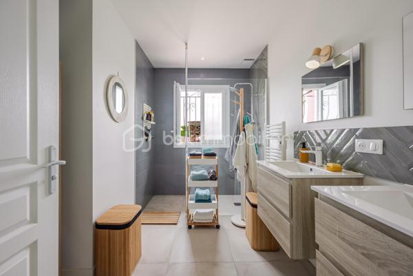 Coup de coeur assuré pour cette belle maison plain-pied implantée sur un terrain de 1500 m2, entièrement clos, fleuri et arboré.
Idéalement situé à seulement 10 minutes de Peyrehotrade, elle allie fonctionnalité, confort,et qualité de vie.
L'espace de vie comprend une grande pièce à vivre, lumineuse et conviviale avec cheminée équipée d'un récupérateur de chaleur, un coin cuisine aménagé et équipé avec accès direct sur une grande terrasse idéale pour profiter des beaux jours ! Un cellier  avec de nombreux rangements complète cet espace.
Côté nuit , le couloir dessert 4 chambres avec placards intégrés, une salle d'eau et wc indépendants.
A l'extérieur vous profiterez d'une piscine au chlore avec cuisine d'été attenante.
Un garage indépendant et un carport complètent ce bien .
Cette maison a bénéficié de travaux de qualité récemment , garantissant sérénité et économies à l'acheteur