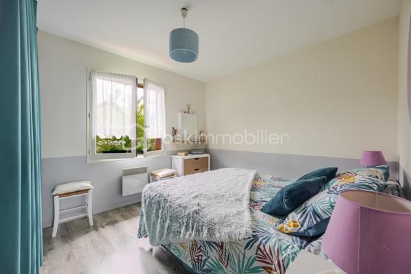 Coup de coeur assuré pour cette belle maison plain-pied implantée sur un terrain de 1500 m2, entièrement clos, fleuri et arboré.
Idéalement situé à seulement 10 minutes de Peyrehotrade, elle allie fonctionnalité, confort,et qualité de vie.
L'espace de vie comprend une grande pièce à vivre, lumineuse et conviviale avec cheminée équipée d'un récupérateur de chaleur, un coin cuisine aménagé et équipé avec accès direct sur une grande terrasse idéale pour profiter des beaux jours ! Un cellier  avec de nombreux rangements complète cet espace.
Côté nuit , le couloir dessert 4 chambres avec placards intégrés, une salle d'eau et wc indépendants.
A l'extérieur vous profiterez d'une piscine au chlore avec cuisine d'été attenante.
Un garage indépendant et un carport complètent ce bien .
Cette maison a bénéficié de travaux de qualité récemment , garantissant sérénité et économies à l'acheteur