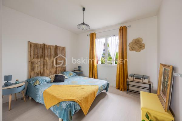 Coup de coeur assuré pour cette belle maison plain-pied implantée sur un terrain de 1500 m2, entièrement clos, fleuri et arboré.
Idéalement situé à seulement 10 minutes de Peyrehotrade, elle allie fonctionnalité, confort,et qualité de vie.
L'espace de vie comprend une grande pièce à vivre, lumineuse et conviviale avec cheminée équipée d'un récupérateur de chaleur, un coin cuisine aménagé et équipé avec accès direct sur une grande terrasse idéale pour profiter des beaux jours ! Un cellier  avec de nombreux rangements complète cet espace.
Côté nuit , le couloir dessert 4 chambres avec placards intégrés, une salle d'eau et wc indépendants.
A l'extérieur vous profiterez d'une piscine au chlore avec cuisine d'été attenante.
Un garage indépendant et un carport complètent ce bien .
Cette maison a bénéficié de travaux de qualité récemment , garantissant sérénité et économies à l'acheteur