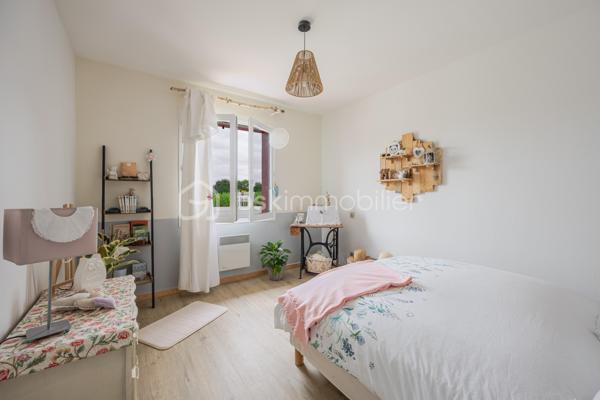 Coup de coeur assuré pour cette belle maison plain-pied implantée sur un terrain de 1500 m2, entièrement clos, fleuri et arboré.
Idéalement situé à seulement 10 minutes de Peyrehotrade, elle allie fonctionnalité, confort,et qualité de vie.
L'espace de vie comprend une grande pièce à vivre, lumineuse et conviviale avec cheminée équipée d'un récupérateur de chaleur, un coin cuisine aménagé et équipé avec accès direct sur une grande terrasse idéale pour profiter des beaux jours ! Un cellier  avec de nombreux rangements complète cet espace.
Côté nuit , le couloir dessert 4 chambres avec placards intégrés, une salle d'eau et wc indépendants.
A l'extérieur vous profiterez d'une piscine au chlore avec cuisine d'été attenante.
Un garage indépendant et un carport complètent ce bien .
Cette maison a bénéficié de travaux de qualité récemment , garantissant sérénité et économies à l'acheteur