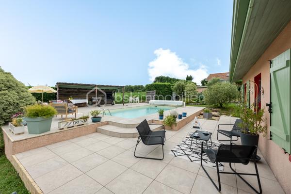 Coup de coeur assuré pour cette belle maison plain-pied implantée sur un terrain de 1500 m2, entièrement clos, fleuri et arboré.
Idéalement situé à seulement 10 minutes de Peyrehotrade, elle allie fonctionnalité, confort,et qualité de vie.
L'espace de vie comprend une grande pièce à vivre, lumineuse et conviviale avec cheminée équipée d'un récupérateur de chaleur, un coin cuisine aménagé et équipé avec accès direct sur une grande terrasse idéale pour profiter des beaux jours ! Un cellier  avec de nombreux rangements complète cet espace.
Côté nuit , le couloir dessert 4 chambres avec placards intégrés, une salle d'eau et wc indépendants.
A l'extérieur vous profiterez d'une piscine au chlore avec cuisine d'été attenante.
Un garage indépendant et un carport complètent ce bien .
Cette maison a bénéficié de travaux de qualité récemment , garantissant sérénité et économies à l'acheteur
