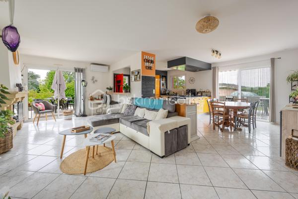 Coup de coeur assuré pour cette belle maison plain-pied implantée sur un terrain de 1500 m2, entièrement clos, fleuri et arboré.
Idéalement situé à seulement 10 minutes de Peyrehotrade, elle allie fonctionnalité, confort,et qualité de vie.
L'espace de vie comprend une grande pièce à vivre, lumineuse et conviviale avec cheminée équipée d'un récupérateur de chaleur, un coin cuisine aménagé et équipé avec accès direct sur une grande terrasse idéale pour profiter des beaux jours ! Un cellier  avec de nombreux rangements complète cet espace.
Côté nuit , le couloir dessert 4 chambres avec placards intégrés, une salle d'eau et wc indépendants.
A l'extérieur vous profiterez d'une piscine au chlore avec cuisine d'été attenante.
Un garage indépendant et un carport complètent ce bien .
Cette maison a bénéficié de travaux de qualité récemment , garantissant sérénité et économies à l'acheteur
