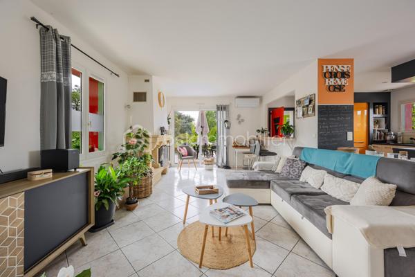 Coup de coeur assuré pour cette belle maison plain-pied implantée sur un terrain de 1500 m2, entièrement clos, fleuri et arboré.
Idéalement situé à seulement 10 minutes de Peyrehotrade, elle allie fonctionnalité, confort,et qualité de vie.
L'espace de vie comprend une grande pièce à vivre, lumineuse et conviviale avec cheminée équipée d'un récupérateur de chaleur, un coin cuisine aménagé et équipé avec accès direct sur une grande terrasse idéale pour profiter des beaux jours ! Un cellier  avec de nombreux rangements complète cet espace.
Côté nuit , le couloir dessert 4 chambres avec placards intégrés, une salle d'eau et wc indépendants.
A l'extérieur vous profiterez d'une piscine au chlore avec cuisine d'été attenante.
Un garage indépendant et un carport complètent ce bien .
Cette maison a bénéficié de travaux de qualité récemment , garantissant sérénité et économies à l'acheteur