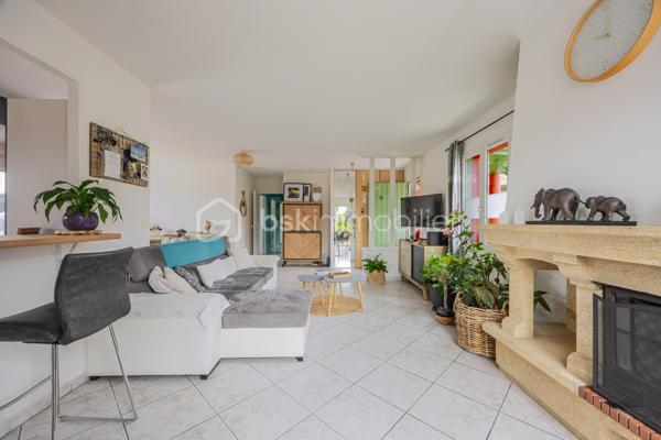 Coup de coeur assuré pour cette belle maison plain-pied implantée sur un terrain de 1500 m2, entièrement clos, fleuri et arboré.
Idéalement situé à seulement 10 minutes de Peyrehotrade, elle allie fonctionnalité, confort,et qualité de vie.
L'espace de vie comprend une grande pièce à vivre, lumineuse et conviviale avec cheminée équipée d'un récupérateur de chaleur, un coin cuisine aménagé et équipé avec accès direct sur une grande terrasse idéale pour profiter des beaux jours ! Un cellier  avec de nombreux rangements complète cet espace.
Côté nuit , le couloir dessert 4 chambres avec placards intégrés, une salle d'eau et wc indépendants.
A l'extérieur vous profiterez d'une piscine au chlore avec cuisine d'été attenante.
Un garage indépendant et un carport complètent ce bien .
Cette maison a bénéficié de travaux de qualité récemment , garantissant sérénité et économies à l'acheteur