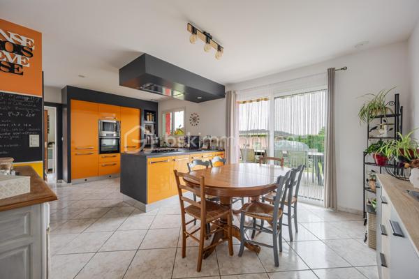 Coup de coeur assuré pour cette belle maison plain-pied implantée sur un terrain de 1500 m2, entièrement clos, fleuri et arboré.
Idéalement situé à seulement 10 minutes de Peyrehotrade, elle allie fonctionnalité, confort,et qualité de vie.
L'espace de vie comprend une grande pièce à vivre, lumineuse et conviviale avec cheminée équipée d'un récupérateur de chaleur, un coin cuisine aménagé et équipé avec accès direct sur une grande terrasse idéale pour profiter des beaux jours ! Un cellier  avec de nombreux rangements complète cet espace.
Côté nuit , le couloir dessert 4 chambres avec placards intégrés, une salle d'eau et wc indépendants.
A l'extérieur vous profiterez d'une piscine au chlore avec cuisine d'été attenante.
Un garage indépendant et un carport complètent ce bien .
Cette maison a bénéficié de travaux de qualité récemment , garantissant sérénité et économies à l'acheteur