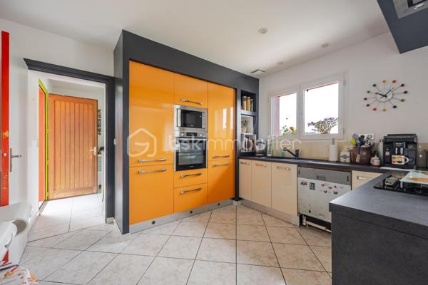 Coup de coeur assuré pour cette belle maison plain-pied implantée sur un terrain de 1500 m2, entièrement clos, fleuri et arboré.
Idéalement situé à seulement 10 minutes de Peyrehotrade, elle allie fonctionnalité, confort,et qualité de vie.
L'espace de vie comprend une grande pièce à vivre, lumineuse et conviviale avec cheminée équipée d'un récupérateur de chaleur, un coin cuisine aménagé et équipé avec accès direct sur une grande terrasse idéale pour profiter des beaux jours ! Un cellier  avec de nombreux rangements complète cet espace.
Côté nuit , le couloir dessert 4 chambres avec placards intégrés, une salle d'eau et wc indépendants.
A l'extérieur vous profiterez d'une piscine au chlore avec cuisine d'été attenante.
Un garage indépendant et un carport complètent ce bien .
Cette maison a bénéficié de travaux de qualité récemment , garantissant sérénité et économies à l'acheteur