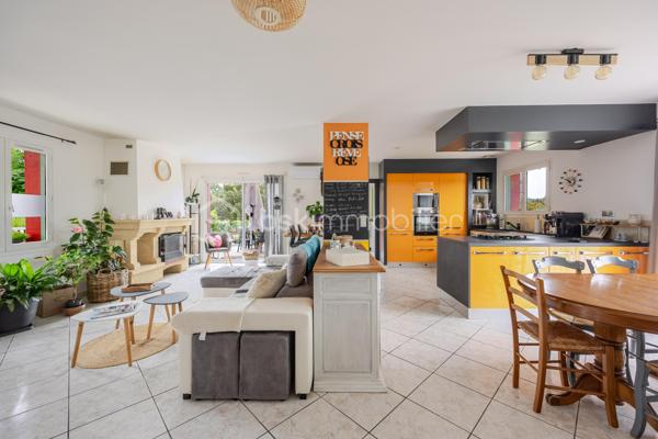 Coup de coeur assuré pour cette belle maison plain-pied implantée sur un terrain de 1500 m2, entièrement clos, fleuri et arboré.
Idéalement situé à seulement 10 minutes de Peyrehotrade, elle allie fonctionnalité, confort,et qualité de vie.
L'espace de vie comprend une grande pièce à vivre, lumineuse et conviviale avec cheminée équipée d'un récupérateur de chaleur, un coin cuisine aménagé et équipé avec accès direct sur une grande terrasse idéale pour profiter des beaux jours ! Un cellier  avec de nombreux rangements complète cet espace.
Côté nuit , le couloir dessert 4 chambres avec placards intégrés, une salle d'eau et wc indépendants.
A l'extérieur vous profiterez d'une piscine au chlore avec cuisine d'été attenante.
Un garage indépendant et un carport complètent ce bien .
Cette maison a bénéficié de travaux de qualité récemment , garantissant sérénité et économies à l'acheteur