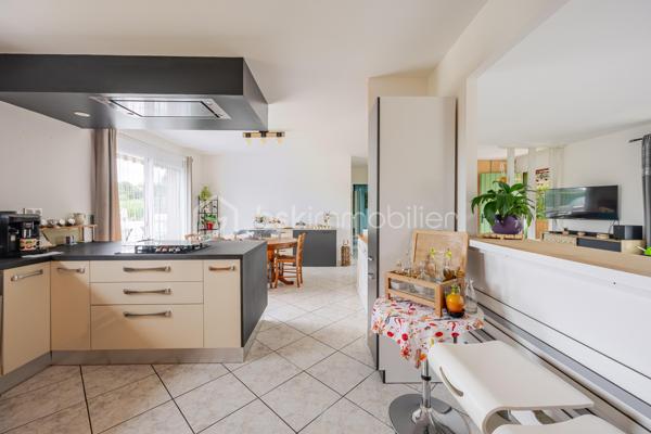 Coup de coeur assuré pour cette belle maison plain-pied implantée sur un terrain de 1500 m2, entièrement clos, fleuri et arboré.
Idéalement situé à seulement 10 minutes de Peyrehotrade, elle allie fonctionnalité, confort,et qualité de vie.
L'espace de vie comprend une grande pièce à vivre, lumineuse et conviviale avec cheminée équipée d'un récupérateur de chaleur, un coin cuisine aménagé et équipé avec accès direct sur une grande terrasse idéale pour profiter des beaux jours ! Un cellier  avec de nombreux rangements complète cet espace.
Côté nuit , le couloir dessert 4 chambres avec placards intégrés, une salle d'eau et wc indépendants.
A l'extérieur vous profiterez d'une piscine au chlore avec cuisine d'été attenante.
Un garage indépendant et un carport complètent ce bien .
Cette maison a bénéficié de travaux de qualité récemment , garantissant sérénité et économies à l'acheteur