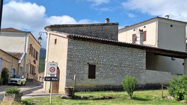 Montmaur-en-Diois (26150) NOUVELLE BAISSE DE PRIX MONTMAUR-EN-DIOIS/ BELLE MAISON DE VILLAGE EN PIERRES ( proche de Die et Chatillon en