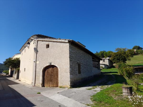 Montmaur-en-Diois (26150) NOUVELLE BAISSE DE PRIX MONTMAUR-EN-DIOIS/ BELLE MAISON DE VILLAGE EN PIERRES ( proche de Die et Chatillon en