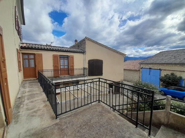 Montmaur-en-Diois (26150) NOUVELLE BAISSE DE PRIX MONTMAUR-EN-DIOIS/ BELLE MAISON DE VILLAGE EN PIERRES ( proche de Die et Chatillon en