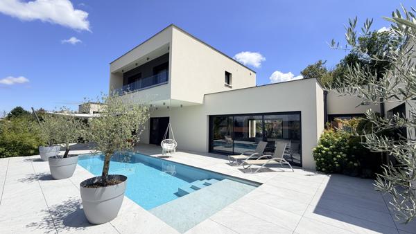 Villa contemporaine de 190m2 sur 1000m2 de terrain et piscine proche du centre ville
