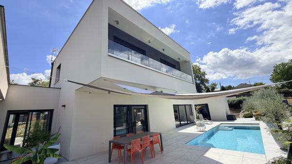 Villa contemporaine de 190m2 sur 1000m2 de terrain et piscine proche du centre ville