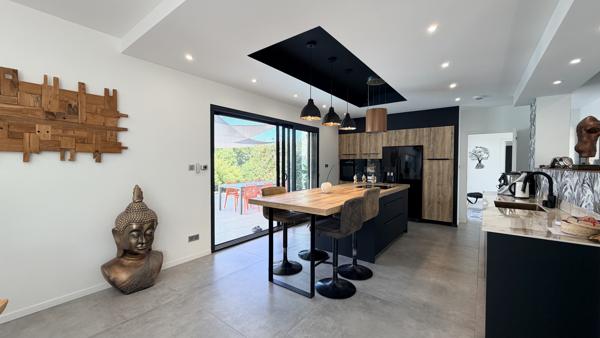 Villa contemporaine de 190m2 sur 1000m2 de terrain et piscine proche du centre ville