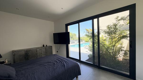 Villa contemporaine de 190m2 sur 1000m2 de terrain et piscine proche du centre ville