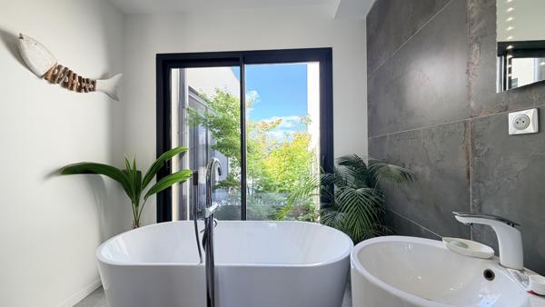 Villa contemporaine de 190m2 sur 1000m2 de terrain et piscine proche du centre ville