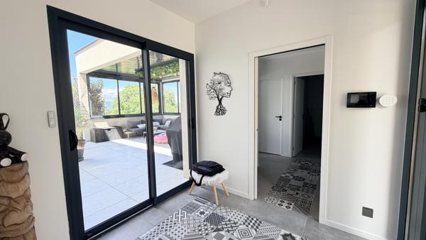 Villa contemporaine de 190m2 sur 1000m2 de terrain et piscine proche du centre ville