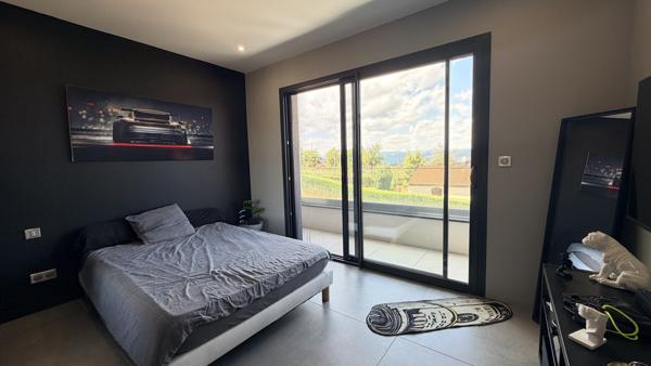 Villa contemporaine de 190m2 sur 1000m2 de terrain et piscine proche du centre ville
