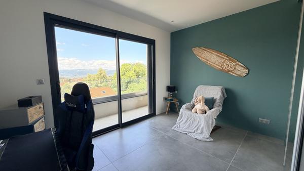 Villa contemporaine de 190m2 sur 1000m2 de terrain et piscine proche du centre ville
