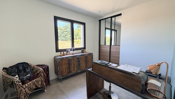 Villa contemporaine de 190m2 sur 1000m2 de terrain et piscine proche du centre ville