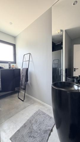 Villa contemporaine de 190m2 sur 1000m2 de terrain et piscine proche du centre ville