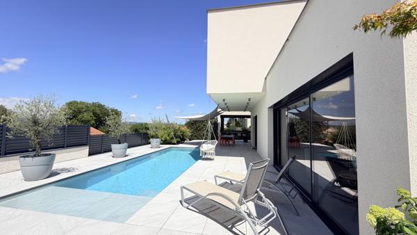 Villa contemporaine de 190m2 sur 1000m2 de terrain et piscine proche du centre ville
