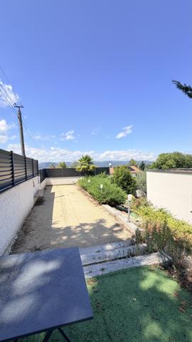 Villa contemporaine de 190m2 sur 1000m2 de terrain et piscine proche du centre ville