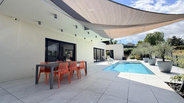 Villa contemporaine de 190m2 sur 1000m2 de terrain et piscine proche du centre ville