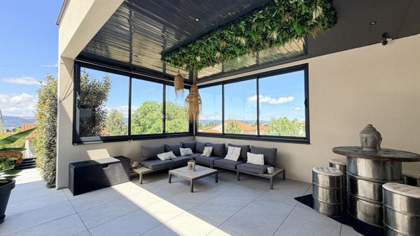 Villa contemporaine de 190m2 sur 1000m2 de terrain et piscine proche du centre ville