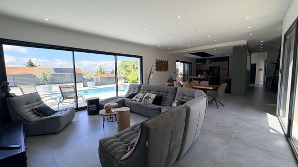 Villa contemporaine de 190m2 sur 1000m2 de terrain et piscine proche du centre ville