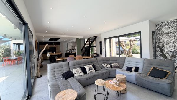 Villa contemporaine de 190m2 sur 1000m2 de terrain et piscine proche du centre ville