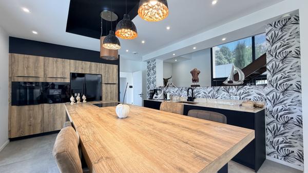 Villa contemporaine de 190m2 sur 1000m2 de terrain et piscine proche du centre ville