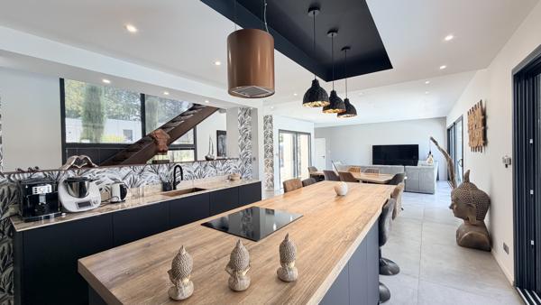 Villa contemporaine de 190m2 sur 1000m2 de terrain et piscine proche du centre ville