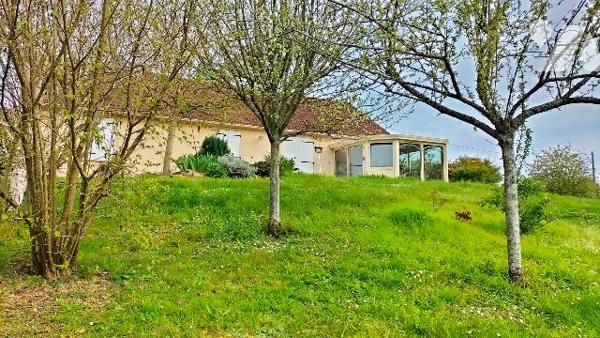 L'Office vous propose cette maison récente de plain pied disposant d'une très belle vue dégagée.