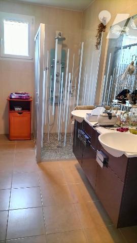 L'Office vous propose cette maison récente de plain pied disposant d'une très belle vue dégagée.