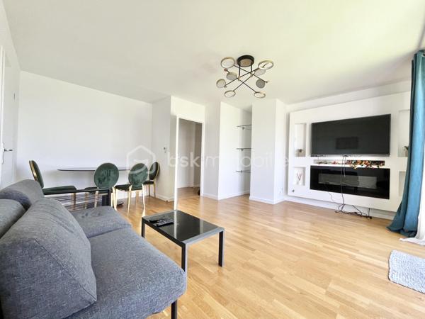 Idéalement situé, PROCHE DE TOUTES LES COMMODITÉS, à 10 minutes à pied de l’arrêt de tramway Pont de Bezons T2, au 4ème étage avec ascenseur d’une RÉSIDENCE RÉCENTE ET SÉCURISÉE, cet appartement de 4 pièces d’environ 80m2 comprend : une entrée avec placards intégrés, un SÉJOUR LUMINEUX ORIENTÉ OUEST d’environ 22m2 avec accès à une TERRASSE AVEC JARDIN d’environ 39m2, une cuisine aménagée et équipée, trois chambres dont une avec placards intégrés, un dressing, une salle de bains et deux WC séparés.
Une cave et une place de parking au sous-sol complètent ce bien.

À SAVOIR :
-Immeuble de 2019, sous garantie décennale.
-Norme Personne à Mobilité Réduite (PMR).
-DPE C / GES C.
-Séjour avec cheminée encastrée.
-Prises RJ45 dans toutes les pièces.

Contact par téléphone 7j/7 au 06.20.56.78.12 pour plus d’informations !