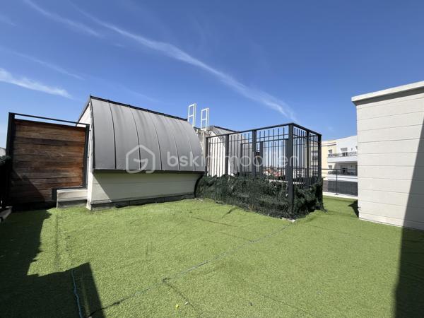 Idéalement situé, PROCHE DE TOUTES LES COMMODITÉS, à 10 minutes à pied de l’arrêt de tramway Pont de Bezons T2, au 4ème étage avec ascenseur d’une RÉSIDENCE RÉCENTE ET SÉCURISÉE, cet appartement de 4 pièces d’environ 80m2 comprend : une entrée avec placards intégrés, un SÉJOUR LUMINEUX ORIENTÉ OUEST d’environ 22m2 avec accès à une TERRASSE AVEC JARDIN d’environ 39m2, une cuisine aménagée et équipée, trois chambres dont une avec placards intégrés, un dressing, une salle de bains et deux WC séparés.
Une cave et une place de parking au sous-sol complètent ce bien.

À SAVOIR :
-Immeuble de 2019, sous garantie décennale.
-Norme Personne à Mobilité Réduite (PMR).
-DPE C / GES C.
-Séjour avec cheminée encastrée.
-Prises RJ45 dans toutes les pièces.

Contact par téléphone 7j/7 au 06.20.56.78.12 pour plus d’informations !