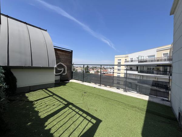 Idéalement situé, PROCHE DE TOUTES LES COMMODITÉS, à 10 minutes à pied de l’arrêt de tramway Pont de Bezons T2, au 4ème étage avec ascenseur d’une RÉSIDENCE RÉCENTE ET SÉCURISÉE, cet appartement de 4 pièces d’environ 80m2 comprend : une entrée avec placards intégrés, un SÉJOUR LUMINEUX ORIENTÉ OUEST d’environ 22m2 avec accès à une TERRASSE AVEC JARDIN d’environ 39m2, une cuisine aménagée et équipée, trois chambres dont une avec placards intégrés, un dressing, une salle de bains et deux WC séparés.
Une cave et une place de parking au sous-sol complètent ce bien.

À SAVOIR :
-Immeuble de 2019, sous garantie décennale.
-Norme Personne à Mobilité Réduite (PMR).
-DPE C / GES C.
-Séjour avec cheminée encastrée.
-Prises RJ45 dans toutes les pièces.

Contact par téléphone 7j/7 au 06.20.56.78.12 pour plus d’informations !