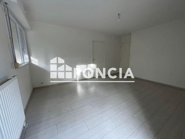 Location Appartement 2 pièces 42.8 m² - 96 RUE ANDRE SAGET Laval 53000