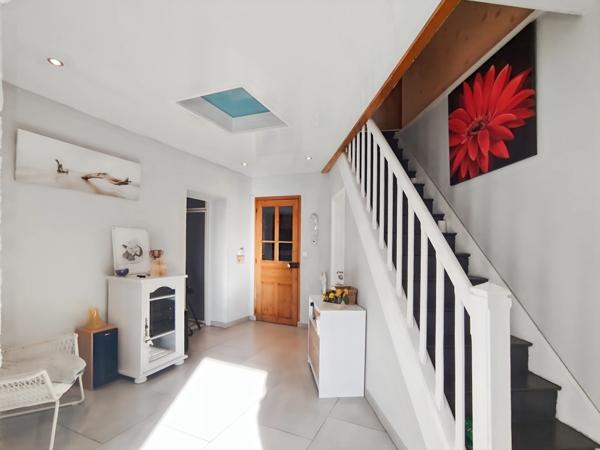 EXCLUSIVITÉ – 02100 Neuville Saint-Amand- Maison individuelle 130m2 sans mitoyenneté- 3 chambres – garage- cour avec jardinet