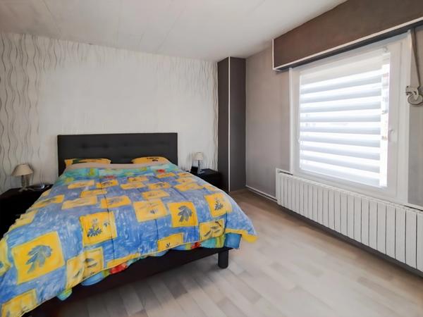 EXCLUSIVITÉ – 02100 Neuville Saint-Amand- Maison individuelle 130m2 sans mitoyenneté- 3 chambres – garage- cour avec jardinet